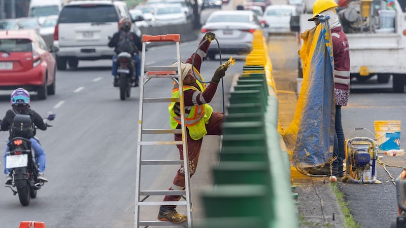 Admiten que pintar de morado infraestructura vial de CDMX infringe la norma; culpan a contratistas