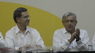 El titular de la SEP y el presidente de México en un evento en Chiapas