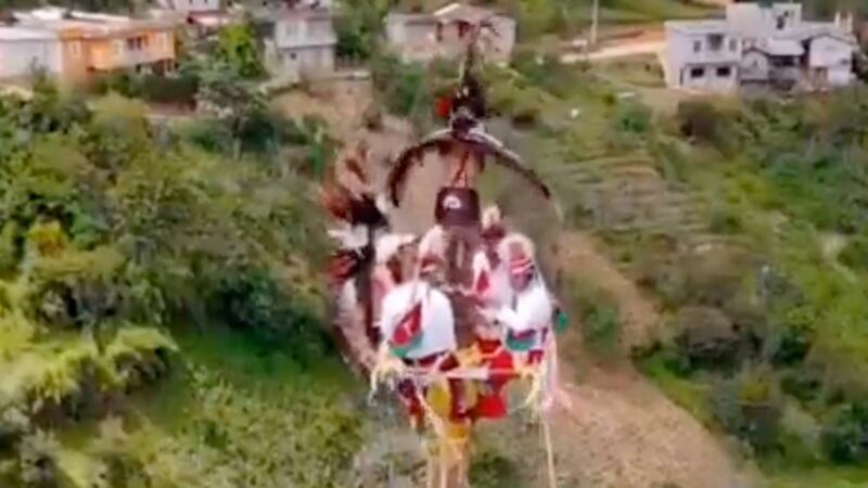 VIDEO: Danzante de los voladores de Papantla resbala y estuvo a punto de caer 20 metros