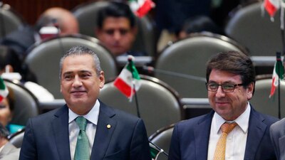 Manlio Fabio Beltrones junto a Alejandro Gutiérrez, quién fue detenido por una investigación sobre desvío de recursos