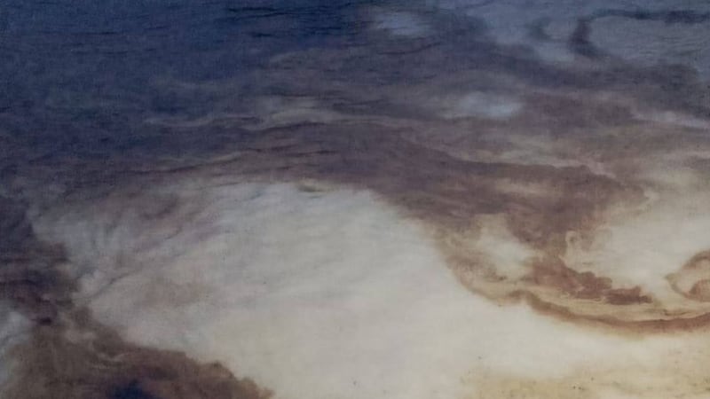 Reportan nuevo derrame de hidrocarburo en el Río Cazones; cortan agua potable a Poza Rica