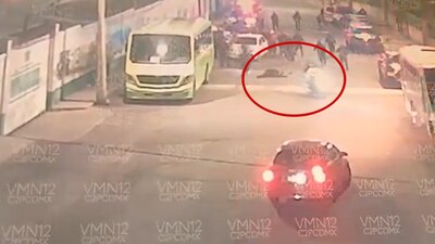 El motociclista intentó esquivar un retén por lo que golpeó a un policía