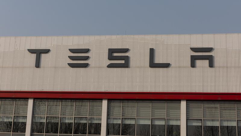 Tesla deja de aceptar pedidos desde China de autos importados de EU