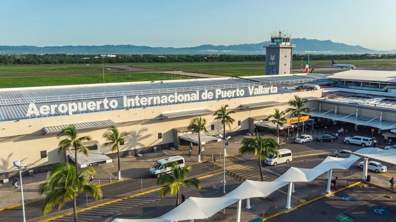 Cierran playas y suspenden vuelos en el Aeropuerto de Puerto Vallarta ante avance del Huracán ‘Simón’