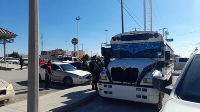 Se les están  practicando exámenes médicos correspondients