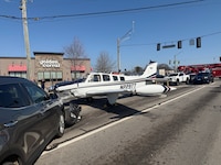 “No vamos a lograrlo”: avioneta aterriza de emergencia y choca contra tres autos en EU