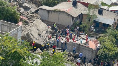 Los primeros reportes indican que hay más personas atrapadas en los escombros.
