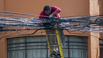 Por lo regular, el cable de cobre es extraído del alumbrado público y registros subterráneos