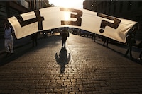 Arrestan a dueños de crematorio investigado en caso de los 43 de Ayotzinapa