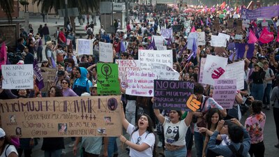 Mujeres machan en la Ciudad de México en contra de la violencia de género
