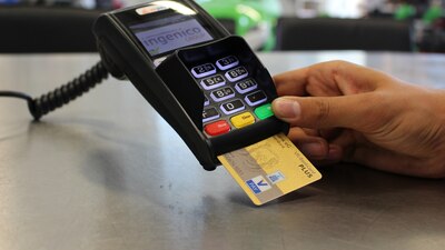 El pago con tarjeta en establecimiento debe ser libre para el cliente
