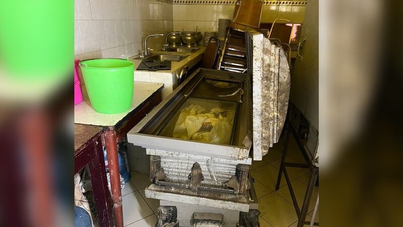Hallan ataúdes usados como hieleras y extintores caducados en fiesta clandestina de la Guerrero
