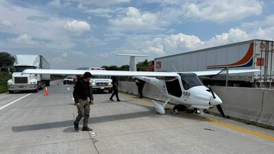 Una persona viajaba con el piloto, y este declaró que, al aterrizar, pidió un 'aventón' a un trailero