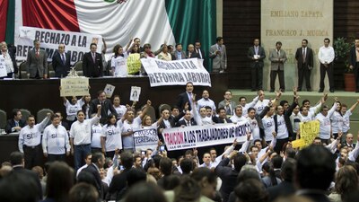 Legisladores de izquierda tomaron la tribuna de la Cámara de Diputados en protesta por la Reforma Laboral