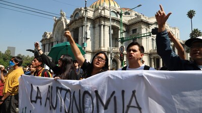 Los estudiantes gritaron "un plagiador no será mi director" referentes a las denuncias recientes