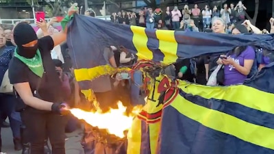 Mujeres queman una bandera del América en señal de protesta