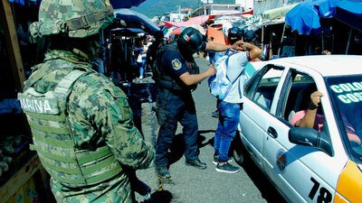 Elementos de la Marina y ministeriales durante un operativo en Guerrero