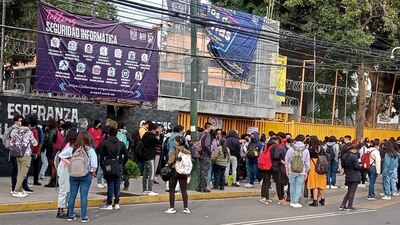 Los alumnos no han podido ingresar al plantel, se espera que reabra al medio día