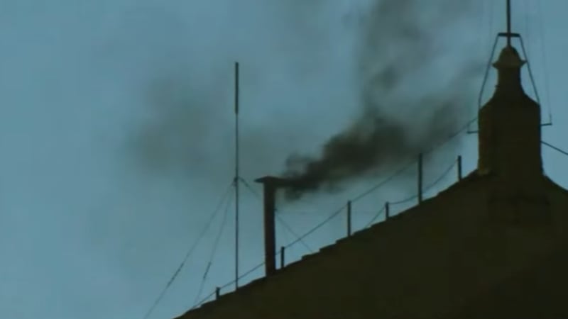 ¡Humo negro! Sin acuerdo, realizan primera votación para la elección del nuevo Papa