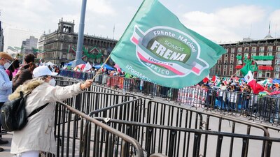 Simpatizantes de FRENAAA se reunieron en el Zócalo capitalino para exigir la renuncia del presidente