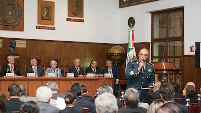El general Eduardo León Trauwitz durante una conferencia en la que habló de los valores mexicanos