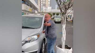 El hombre acusó a la conductora de ser "pendeja" por no avanzar