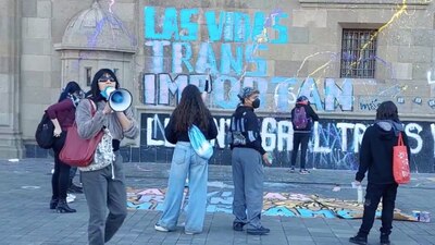 Una de las fachadas quedó tapizada con consignas como "las vidas trans importan"