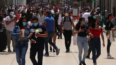 Pese a que las muertes por COVID-19 van en aumento, la población sale a las calles