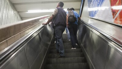 Un menor de edad sufrió este sábado un accidente en unas escaleras eléctricas del Metro