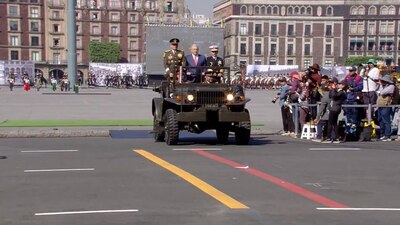 El presidente estuvo flanqueado por los secretarios de Marina y Defensa