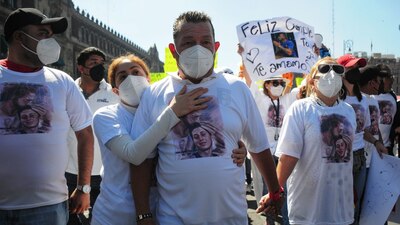Octavio Pérez durante la marcha en honor a su hijo, Octavio Ocaña
