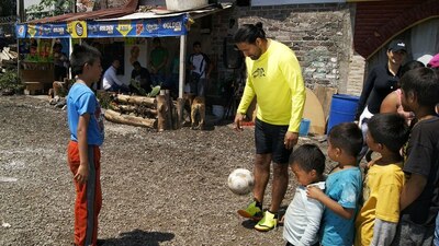 El candidato jugó con niños de escasos recursos durante un recorrido de su campaña