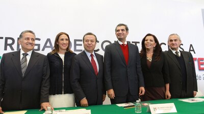 Enrique Ochoa Reza, líder nacional del PRI, durante la entrega de constancias a los diputados constituyentes
