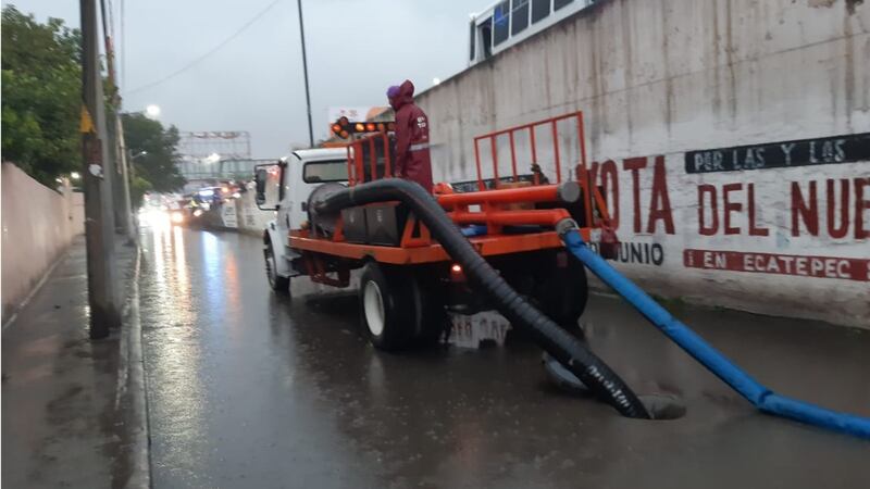 Desazolvan drenajes de Cuautitlán, Ecatepec y Nezahualcóyotl tras graves inundaciones en vialidades