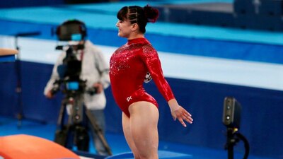 En su debut en París, sufrió una aparatosa caída durante su participación en la barra de equilibrio