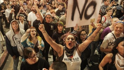 Cientos de personas protestaron en California por la victoria de Donald Trump