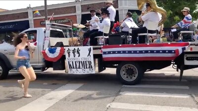 Cientos de asistentes al desfile huyeron de la ruta del debido a los disparos