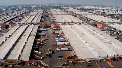 En redes sociales, se ve a un grupo de personas golpeando a un presunto ladrón