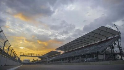 Las gradas de dicho recinto se han instalado ocho módulos para atención de pacientes