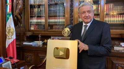 AMLO recibió el "botón de oro" de YouTube por llegar al millón de suscriptores