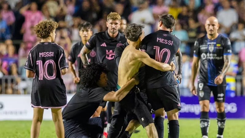 VIDEO: Aficionado derriba a Lionel Messi y cae al suelo durante un juego en Puerto Rico