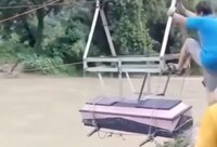 VIDEO: Habitantes de Hidalgo transportan ataúd en tirolesa a falta de puente prometido