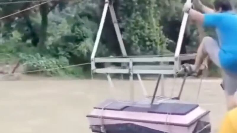 VIDEO: Habitantes de Hidalgo transportan ataúd en tirolesa a falta de puente prometido