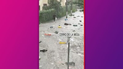 Las corrientes de agua provocaron que personas fueran arrastradas.