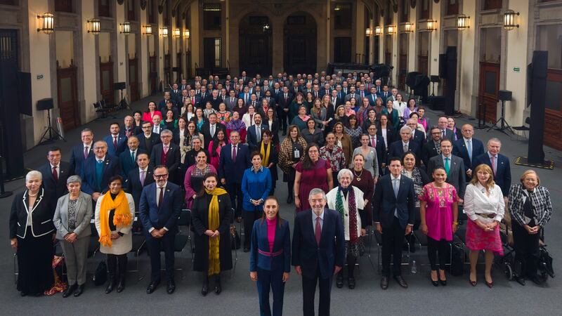 Sheinbaum se reúne con miembros del cuerpo diplomático mexicano en Palacio Nacional