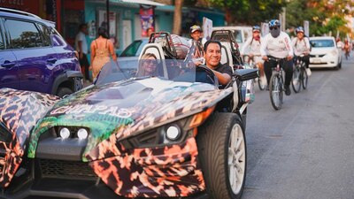 El candidato de Morena-PT-PVEM viajó acompañado de su esposa