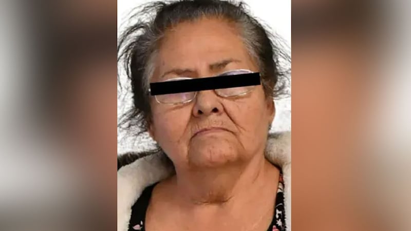 Difunden foto de doña Carlota saliendo de prisión para seguir su proceso en arraigo domiciliario