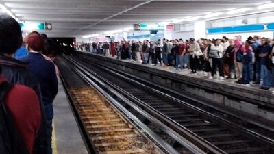 Usuarios se quejan de los tiempos de espera en las estaciones