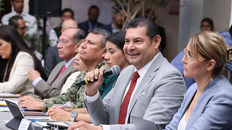 VIDEO: Armenta le truena los dedos a su secretaria de Turismo en plena conferencia